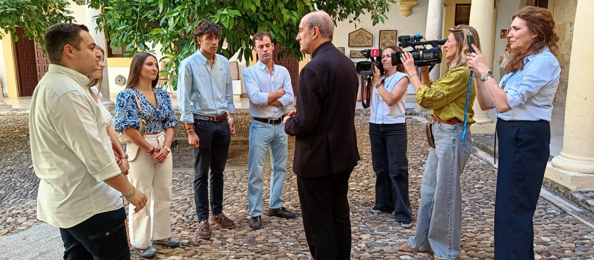 El obispo charla con representantes de la delegación de Jueventud ante los medios de comunicación