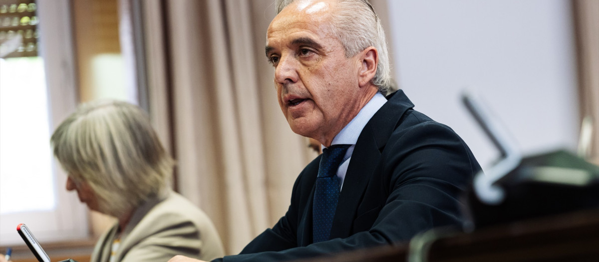 (Foto de ARCHIVO)
El portavoz del Grupo Parlamentario Socialista en el Senado, Alfonso Moscoso, durante la Comisión de Entidades Locales, en el Senado, a 11 de abril de 2024, en Madrid, (España). Durante su comparecencia ha informado sobre las líneas básicas de su ministerio en esta etapa que se inicia con su nombramiento.

Carlos Luján / Europa Press
11 ABRIL 2024;COMISIÓN;SENADO;COMPARECENCIA;MINISTERIO;TERRITORIO
11/4/2024