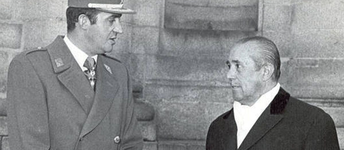 Juan Carlos I con el entonces presidente del Gobierno, Carlos Arias Navarro
