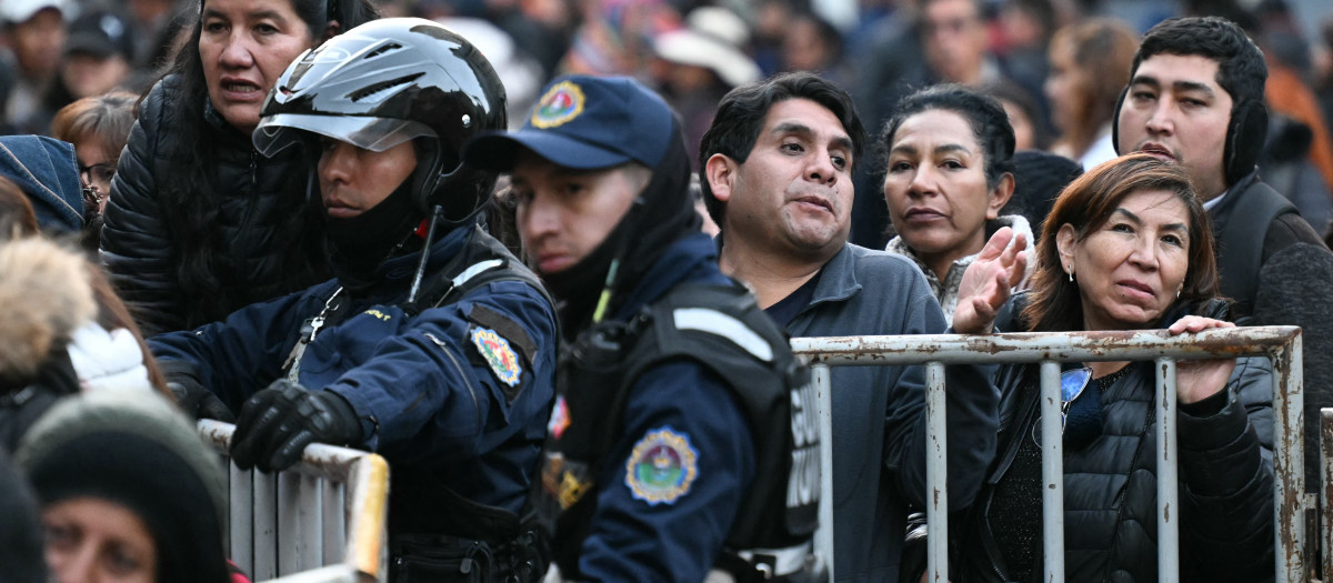 La gente hace fila para comprar pollo en medio de la escasez de alimentos causada por los bloqueos, en La Paz