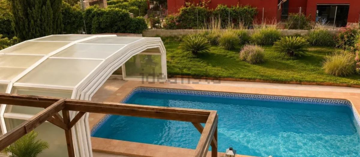 Piscina de la vivienda okupada en Jávea (Alicante)