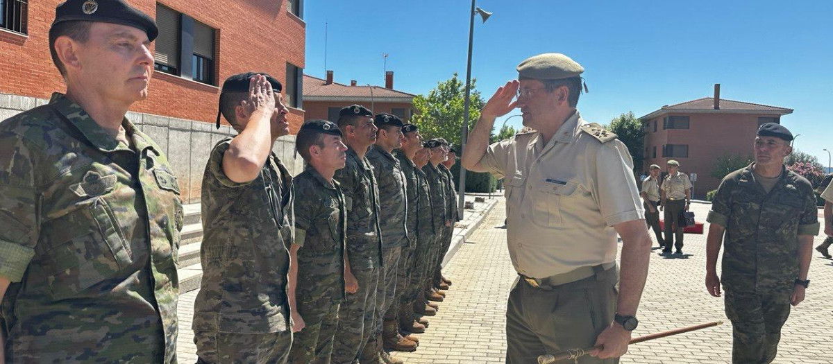 Línea de saludo a la llegada del Jefe de Estado Mayor del Ejército de Tierra, general de ejército Amador Enseñat y Berea, a la base Príncipe en paracuellos del Jarama (Madrid)