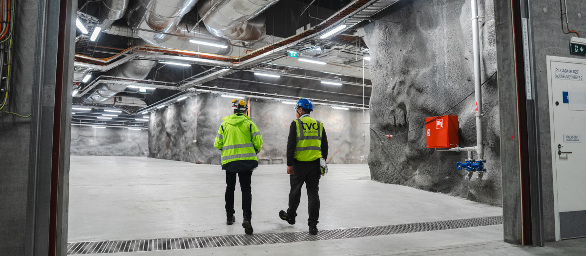 Dos personas caminan en el primer almacenamiento definitivo del mundo para combustible nuclear usado (Finlandia)