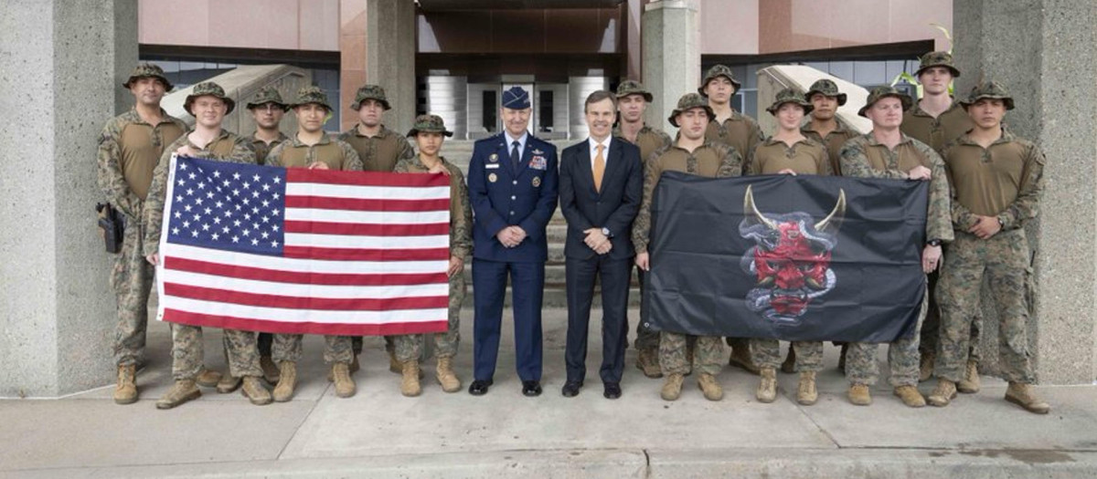 El jefe del Estado Mayor Conjunto de Estados Unidos, el general Dan Caine (c-i), y al encargado de negocios de EE.UU. en Venezuela, John Barrett (c-d), en la Embajada de EE.UU. en Caracas