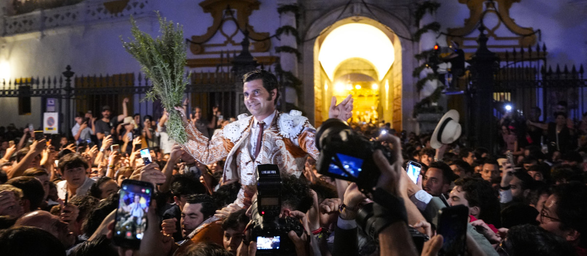 Morante sale por la Puerta del Príncipe de la Maestranza