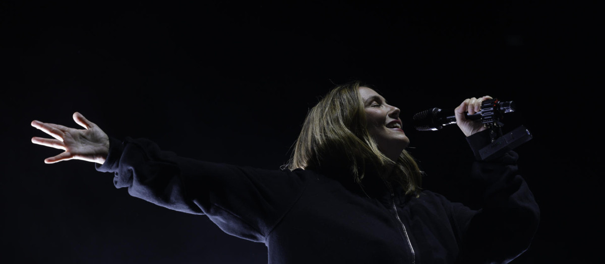 La cantante y compositora Rigoberta Bandini durante el concierto que ofrece este jueves en Madrid, dentro de la programación de las Noches del Botánico