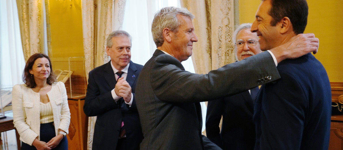 El presidente de la Xunta, Alfonso Rueda, abraza a Alfonso Villares