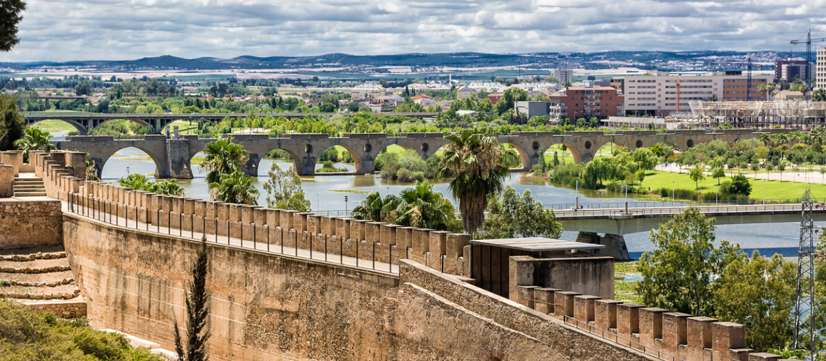 Badajoz, el río Guadiana y las murallas de su Alcazaba