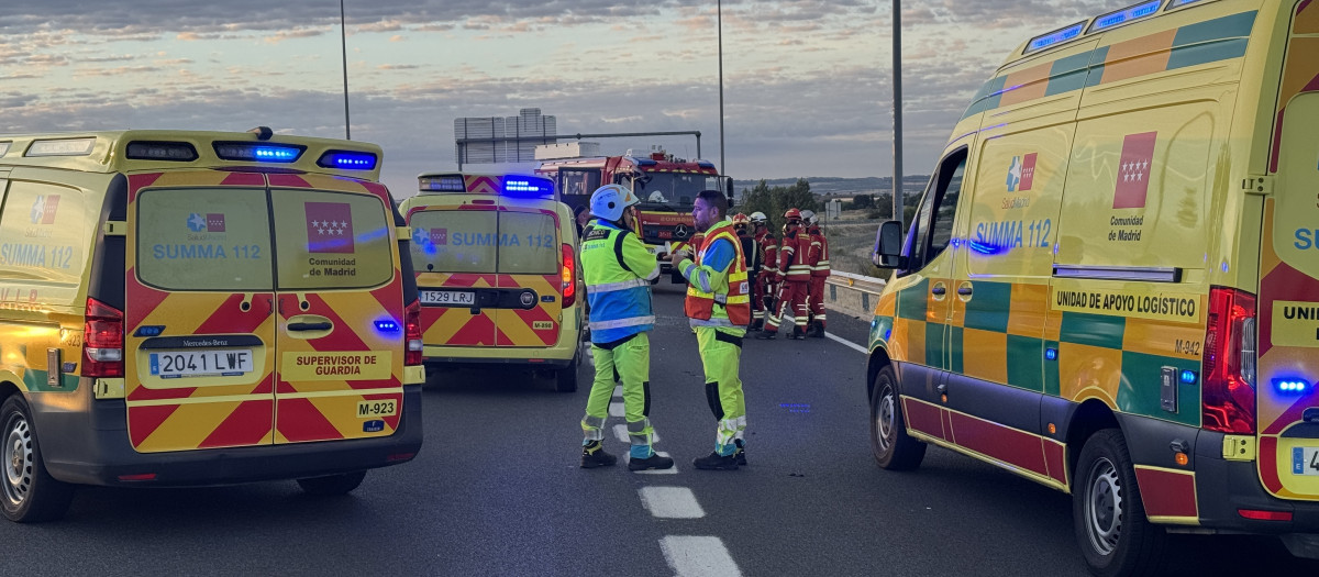 Ambulancias de Summa 112 y Bomberos de la Comunidad de Madrid en Humanes de Madrid tras un accidente de tráfico