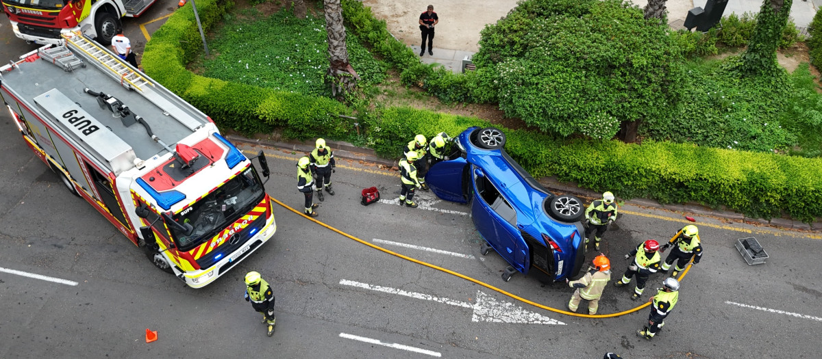 Imagen de la actuación de los bomberos durante el rescate de la conductora atrapada