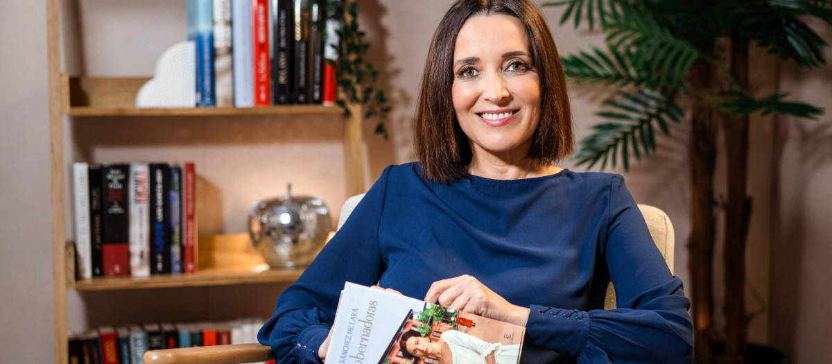 La escritora posando con su libro