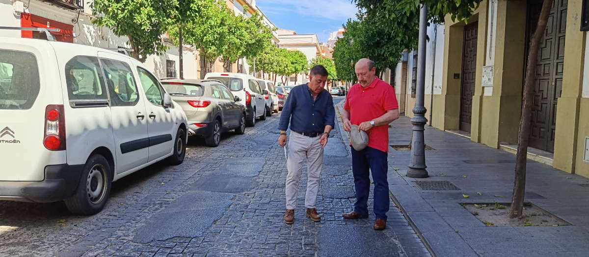 Ruiz Madruga señala un daño de la calle Mayor de Santa Marina junto al presidente de la Asociación de Vecinos de la Fuenseca, Santa Marina y Orive, Juan José Giner