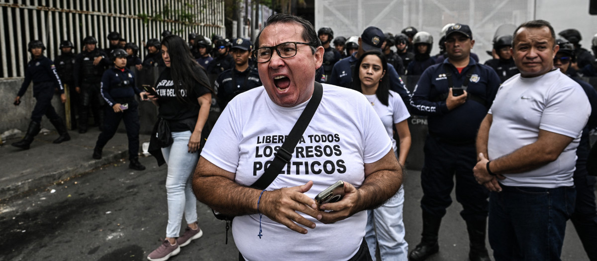 Un familiar de presos políticos participa en una manifestación para exigir su libertad durante un traslado de prisioneros a las afueras de la cárcel El Helicoide en Caracas