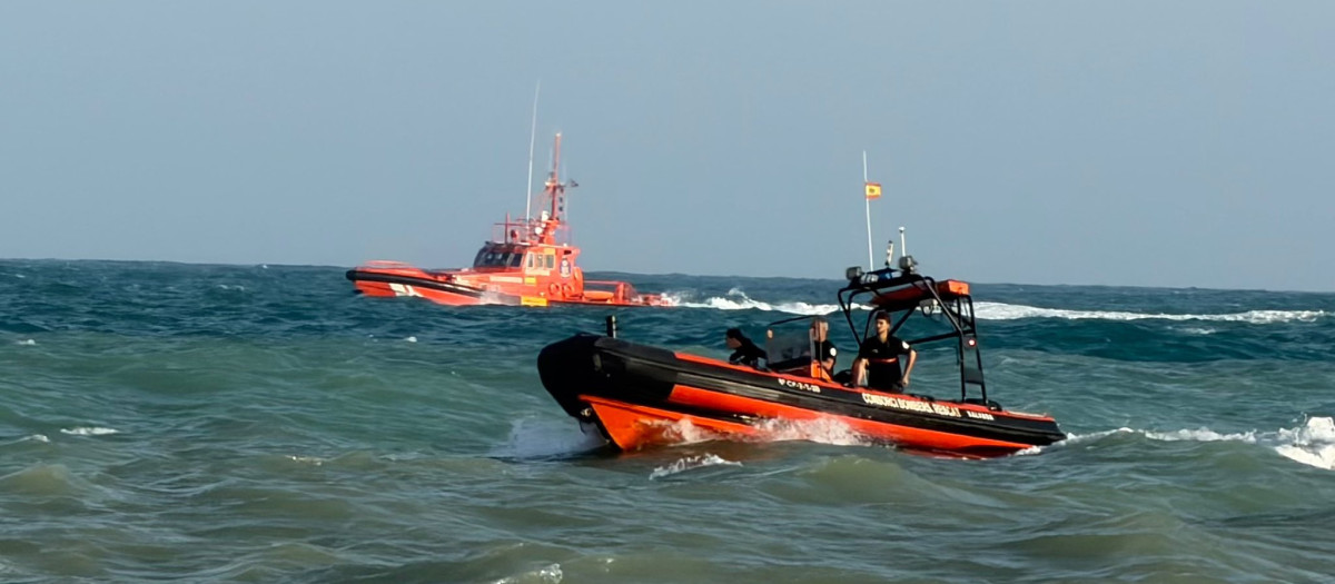 Dispositivo de búsqueda de Salvamento Marítimo en la playa de Almazora
