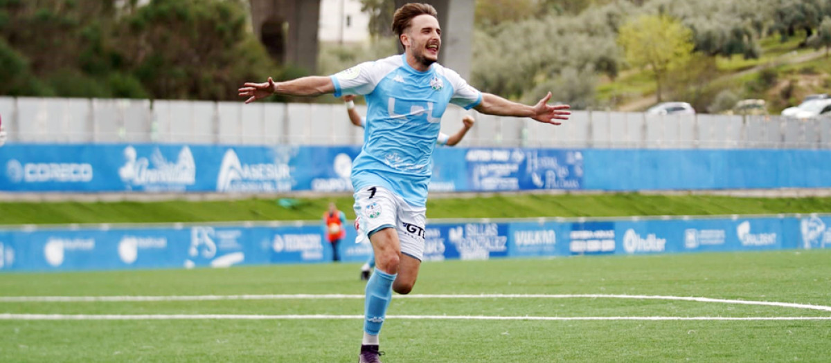 Manu Molina hace el avión para celebrar un gol como celeste