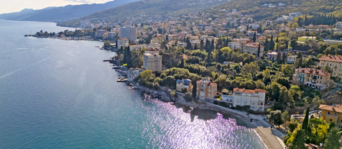Vista aérea de la costa en Opatija (Croacia)