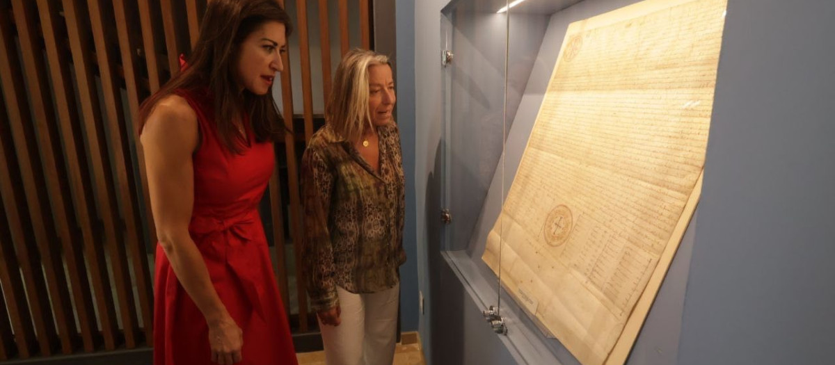 Isabel Albás, a la derecha, junto a uno de los fueros