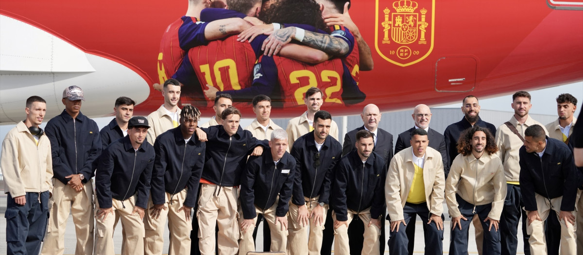 Los futbolistas integrantes de la selección española y su seleccionador, Luis de la Fuente, antes de coger el vuelo para ir al Mundial, en el Aeropuerto de Santiago