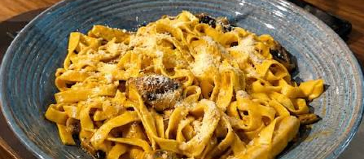 Pasta de La Famiglia se sienta a la mesa