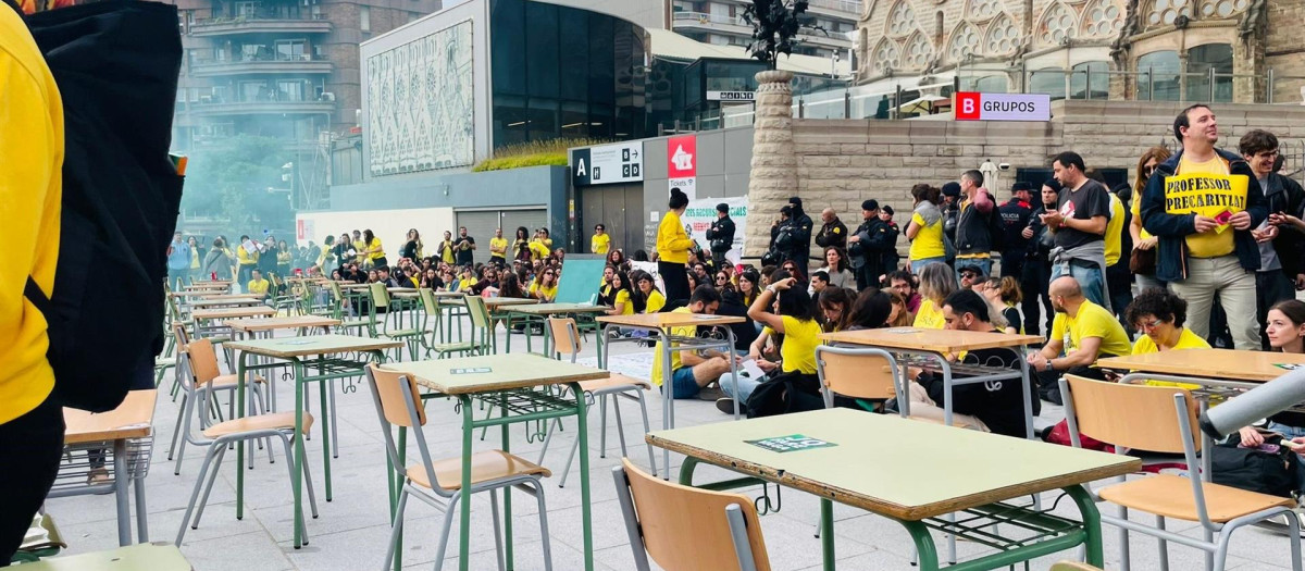 Docentes protestan ante la Sagrada Familia