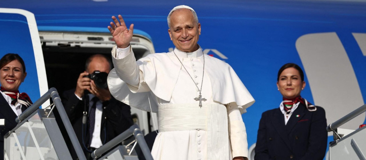 El Papa León XIV, subiendo al avión que le traerá a España