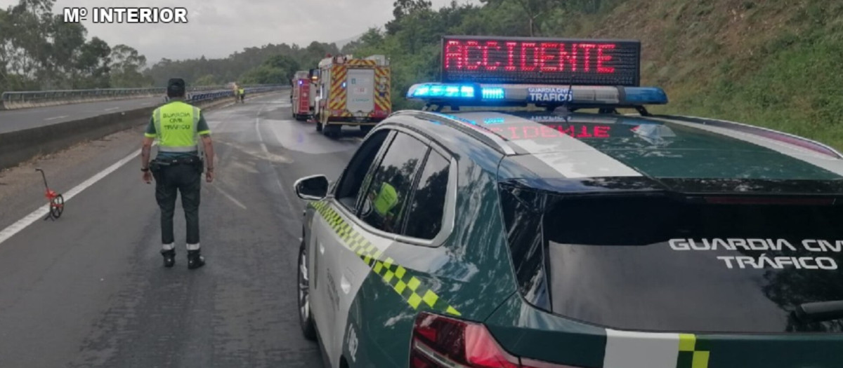 Cortan la AP-9 en Mos (Pontevedra) tras volcar un camión cisterna con 32.000 litros de gasóleo

REMITIDA / HANDOUT por GUARDIA CIVIL
Fotografía remitida a medios de comunicación exclusivamente para ilustrar la noticia a la que hace referencia la imagen, y citando la procedencia de la imagen en la firma
06/6/2026