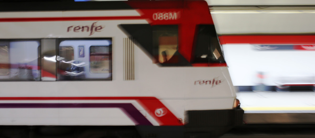 Un tren llega a la estación de Renfe de Nuevos Ministerios