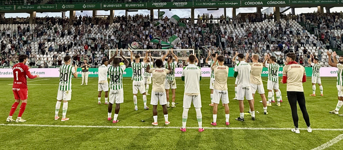 Los jugadores del Córdoba aplauden a la grada tras un partido