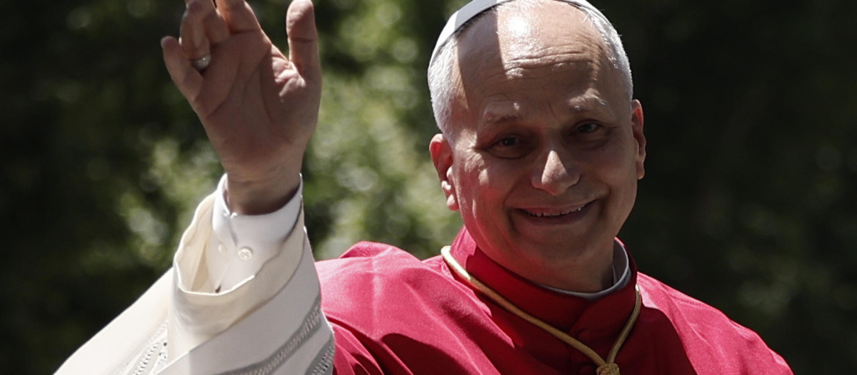 El papa León XIV saluda a los fieles en su recorrido por el centro de Madrid