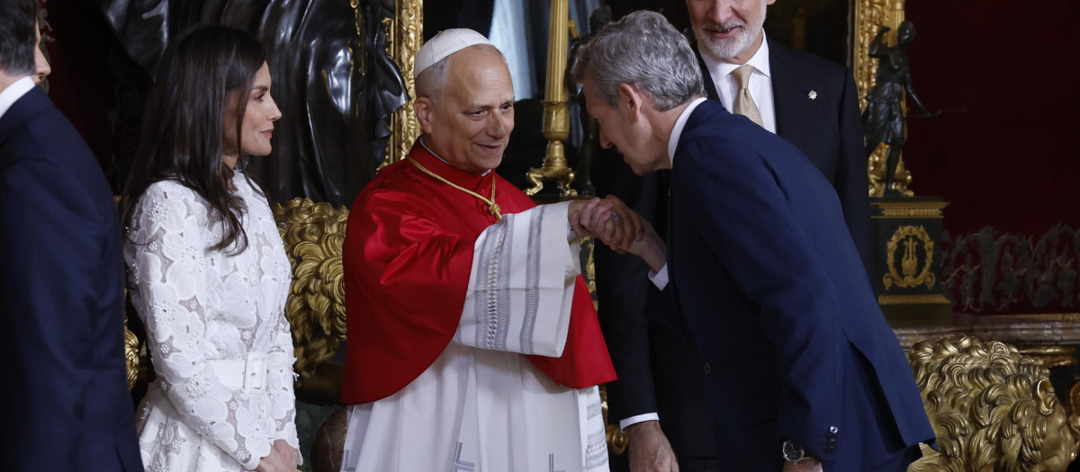 El presidente de la Xunta de Galicia, Alfonso Rueda, saluda al papa León XIV durante el tradicional besamanos que ha tenido lugar en el Salón del Trono del Palacio Real