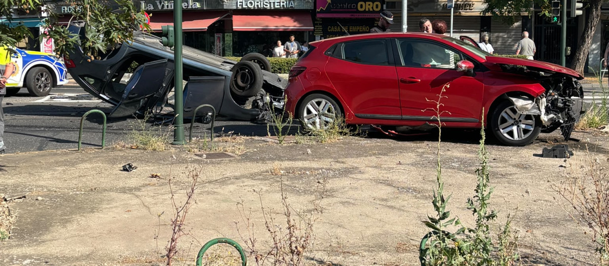 Coche volcado en la Avenida de Libia