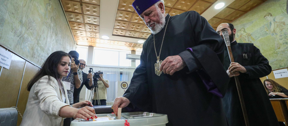 YEREVAN (Armenia), 07/06/2026.- His Holiness Karekin II, Catholicos of All Armenians casts his vote in parliamentary elections at a polling station in Yerevan, Armenia, 07 June 2026. Voting is taking place at more than 2,000 polling stations. Sixteen parties and two blocs are competing for seats in the National Assembly. (Elecciones) EFE/EPA/VAHRAM BAGHDASARYANPHOTOLURE