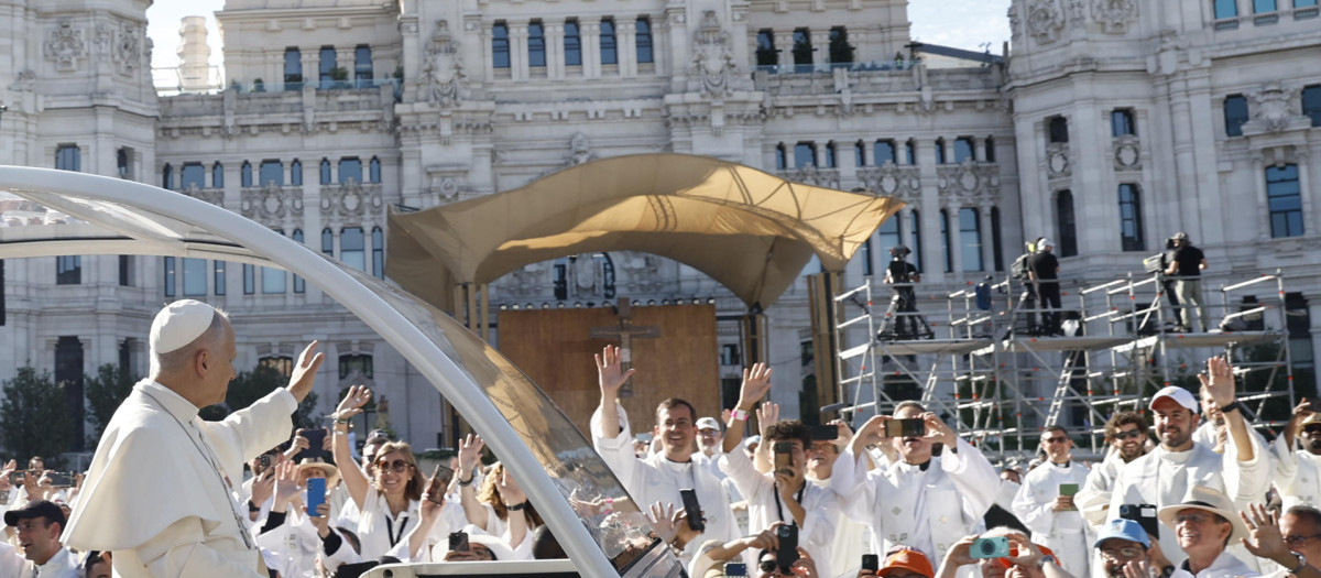 El papa León XIV saluda desde el papa móvil a su llegada a la plaza Cibeles para oficiar la misa del Corpus Christi