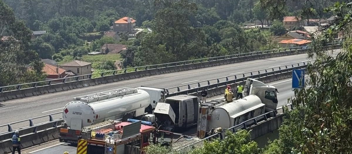 Un camión vuelca en la AP-9 y obliga a cortar un tramo durante 12 horas, en Mos (Pontevedra), a 6 de junio de 2026.

REMITIDA / HANDOUT por AYUNTAMIENTO DE MOS
Fotografía remitida a medios de comunicación exclusivamente para ilustrar la noticia a la que hace referencia la imagen, y citando la procedencia de la imagen en la firma
07/6/2026