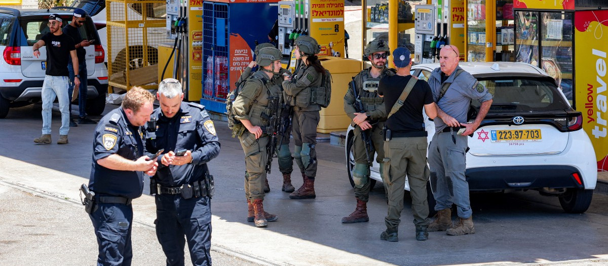 Israeli security forces gather at a petrol station following a suspected shooting attack near the town of Kokhav Yair in central Israel close to the occupied West Bank on June 7, 2026. One person was killed and four others wounded in multiple suspected shooting attacks in Israel on June 7, rescuers and the army said. (Photo by Jack GUEZ / AFP)