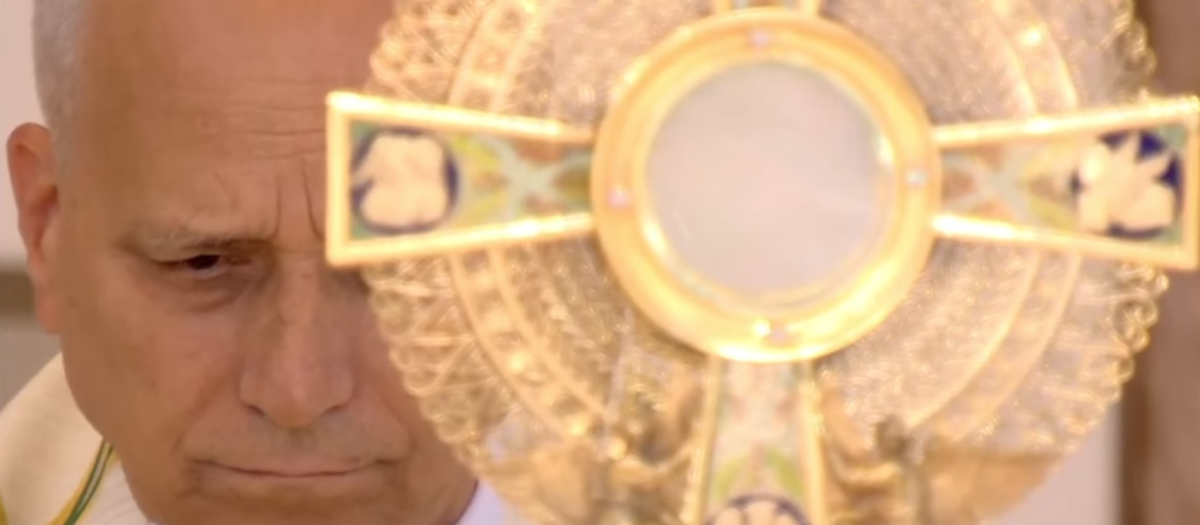 Santo Padre con el Santísimo