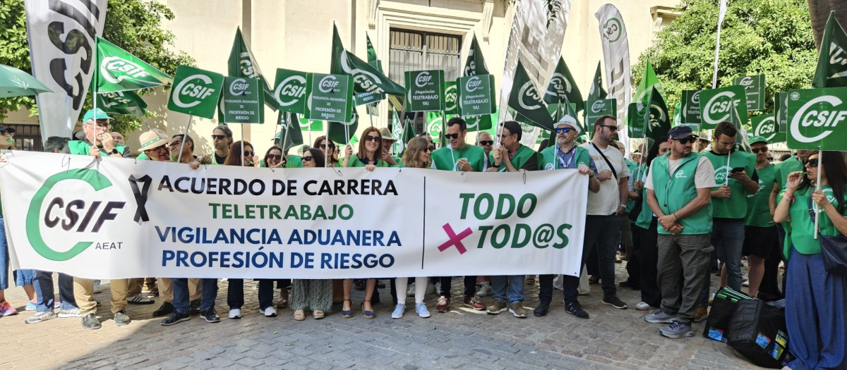 Concentración de trabajadores de la Agencia Tributaria en Sevilla.