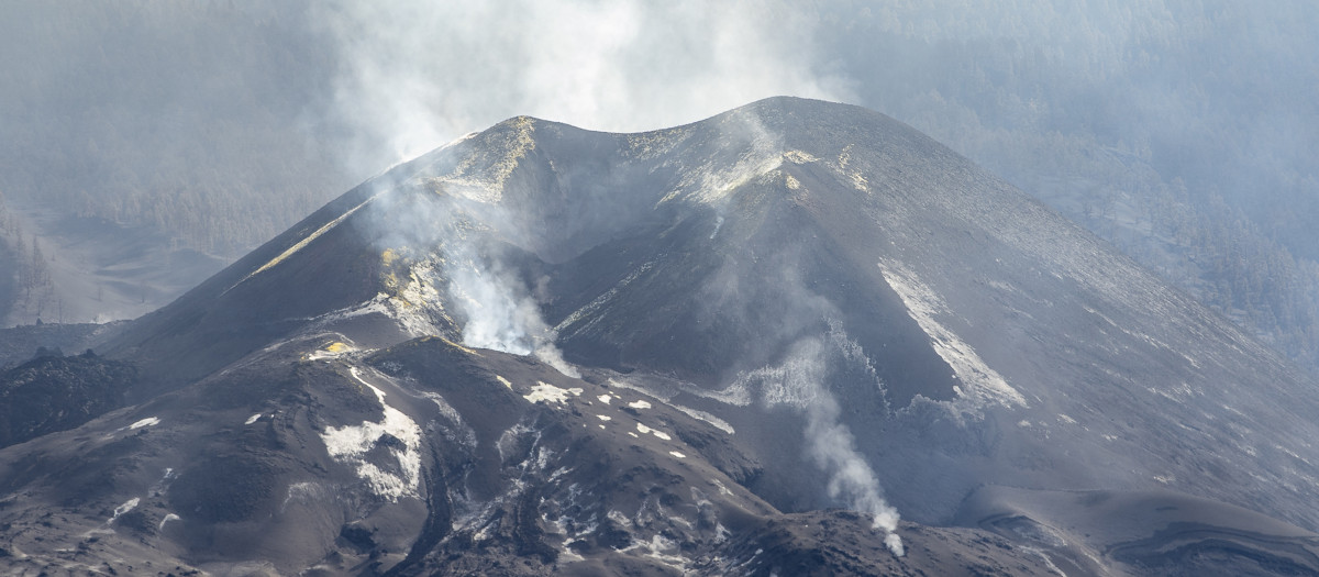 (Foto de ARCHIVO)
Una de las bocas eruptivas del volcán de Cumbre Vieja, a 17 de diciembre de 2021, en La Palma, Canarias (España). Según el último informe de la Dirección de Seguridad Nacional (DSN), el proceso eruptivo sigue sin mostrar signos observables de actividad. Sin embargo, se mantiene la situación legal de la emergencia y el semáforo rojo, así como todas las medidas de protección civil establecidas desde el inicio del fenómeno natural.

Alexandre Diaz
18 DICIEMBRE 2021;CUMBRE VIEJA;VOLCÁN;LA PALMA
18/12/2021