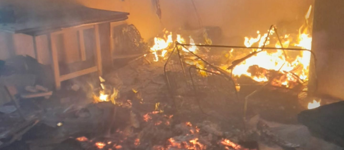 Incendio en el antiguo matadero de A Gándara, en Narón (A Coruña), a 6 de junio de 2026.

REMITIDA / HANDOUT por BOMBEROS DE NARÓN
Fotografía remitida a medios de comunicación exclusivamente para ilustrar la noticia a la que hace referencia la imagen, y citando la procedencia de la imagen en la firma
07/6/2026