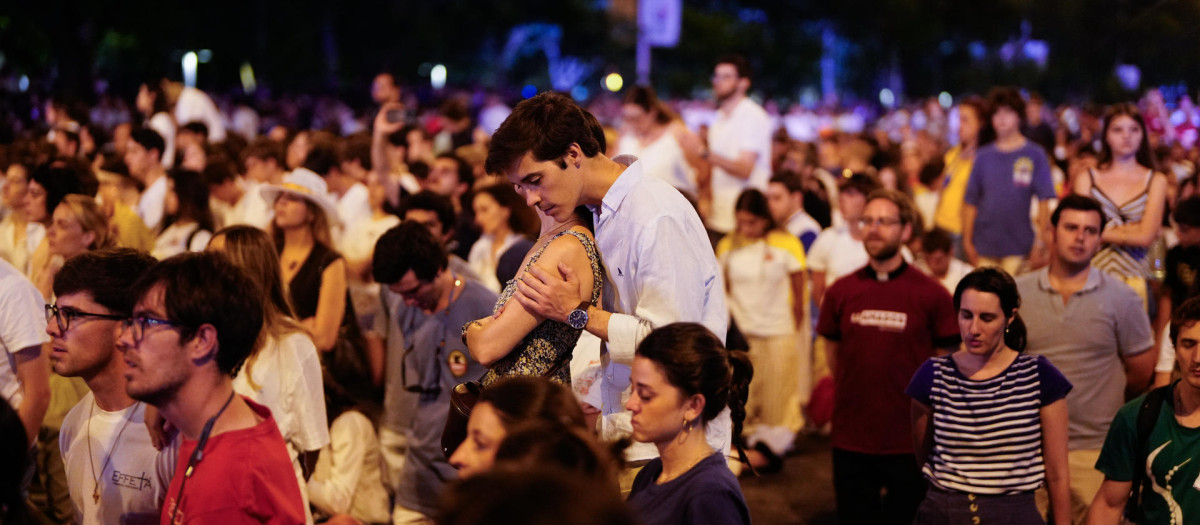 Fieles asisten a la Vigilia de Oración con jóvenes presidida por el Papa León XIV