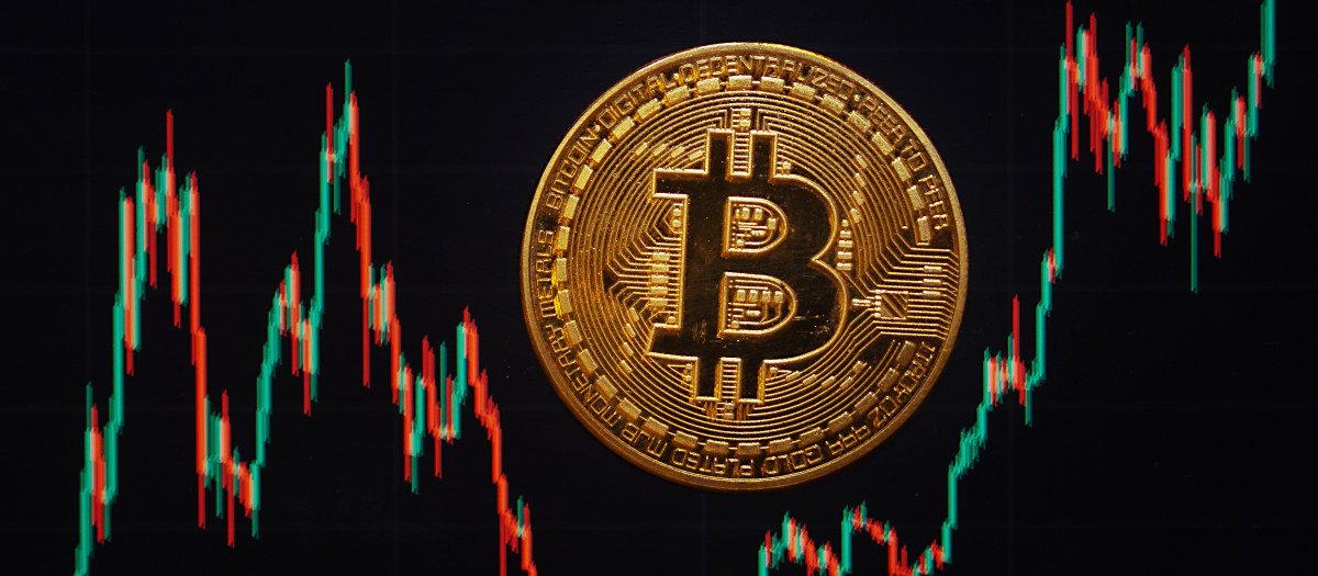 Ilustración con la figura de un Bitcoin sobre una gráfica