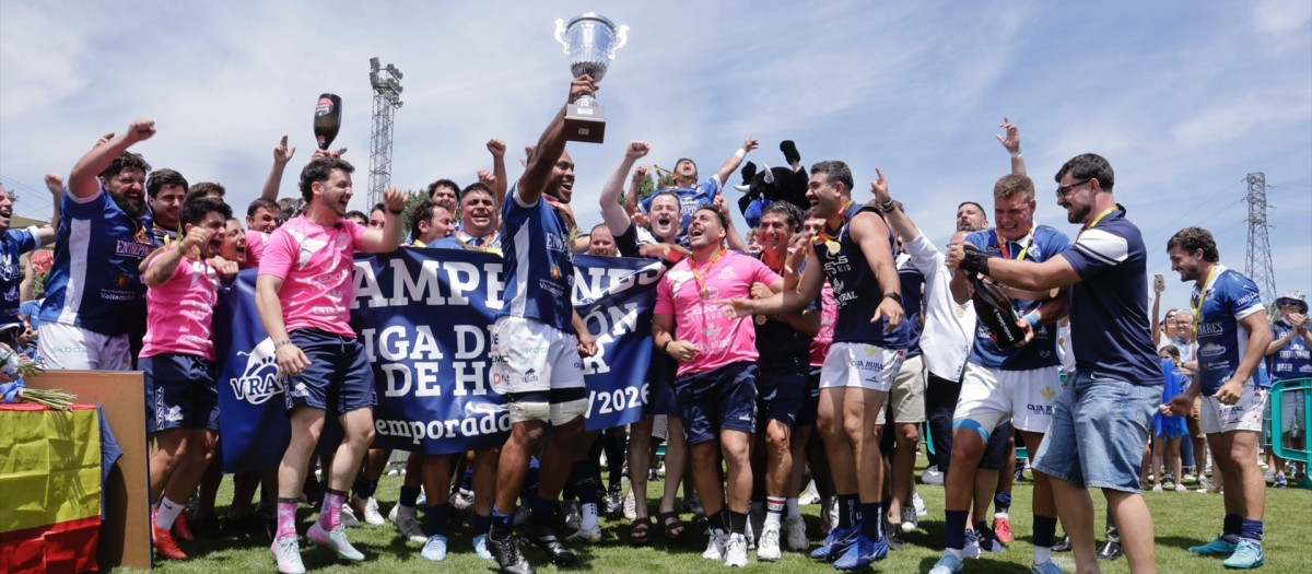 La plantilla del VRAC Quesos Entrepinares de rugby celebra el título de División de Honor logrado este domingo