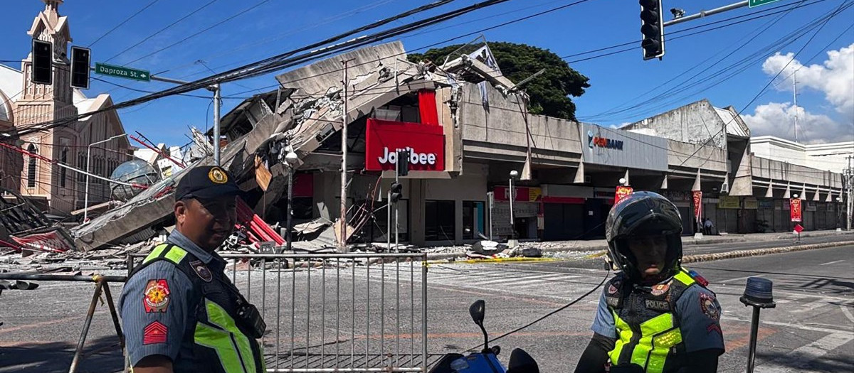 La policía se reúne frente a un restaurante de comida rápida derrumbado tras un terremoto de magnitud 7,8