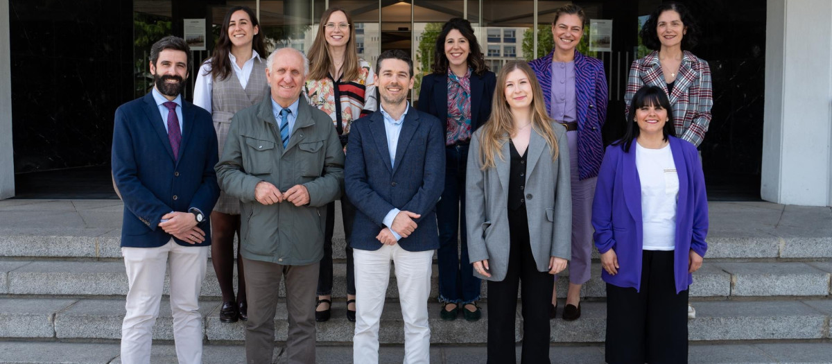 El Dr. Gonzalo Fernández Hinojal –abajo, a la izquierda– junto a otros profesionales del Área de Cáncer de Pulmón del CCUN