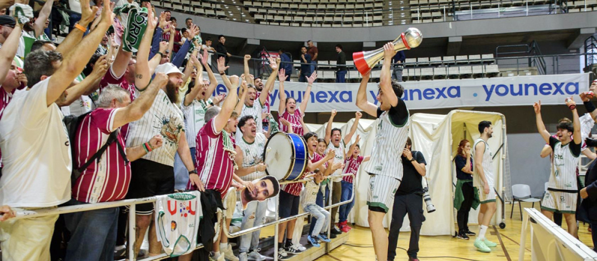 Una imagen de la celebración del ascenso del Coto Córdoba con su afición