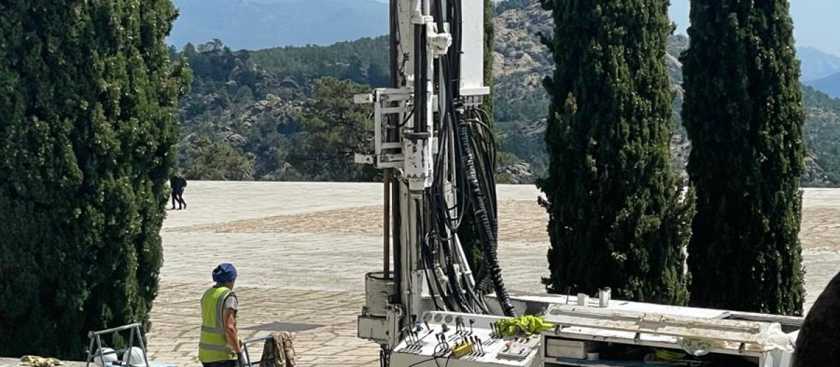 Las primeras máquinas que han comenzado a horadar la explanada del Valle