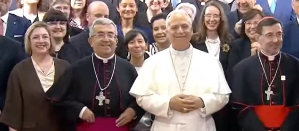 El arzobispo de Valladolid y presidente de la CEE, Luis Argüello, a la derecha del Papa, este lunes, en Madrid