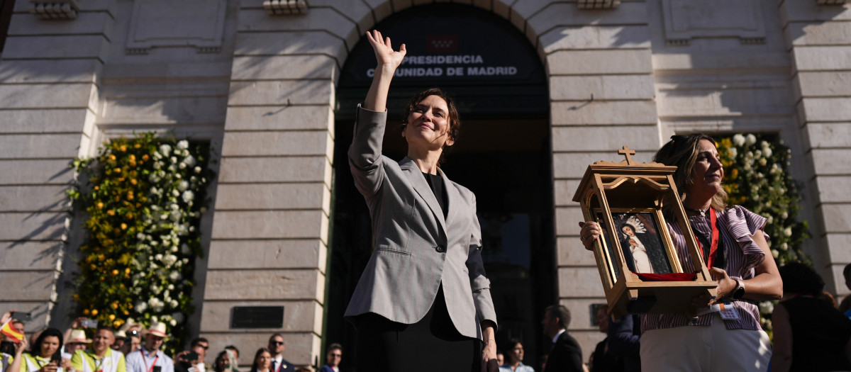 La presidenta de la Comunidad de Madrid, Isabel Díaz Ayuso, este lunes al paso del papamóvil por la Puerta del Sol