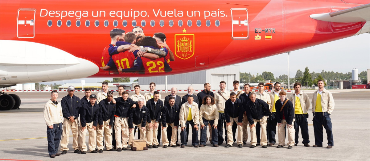 (Foto de ARCHIVO)
Los futbolistas integrantes de la selección española y su seleccionador, Luis de la Fuente, antes de coger el vuelo para ir al Mundial