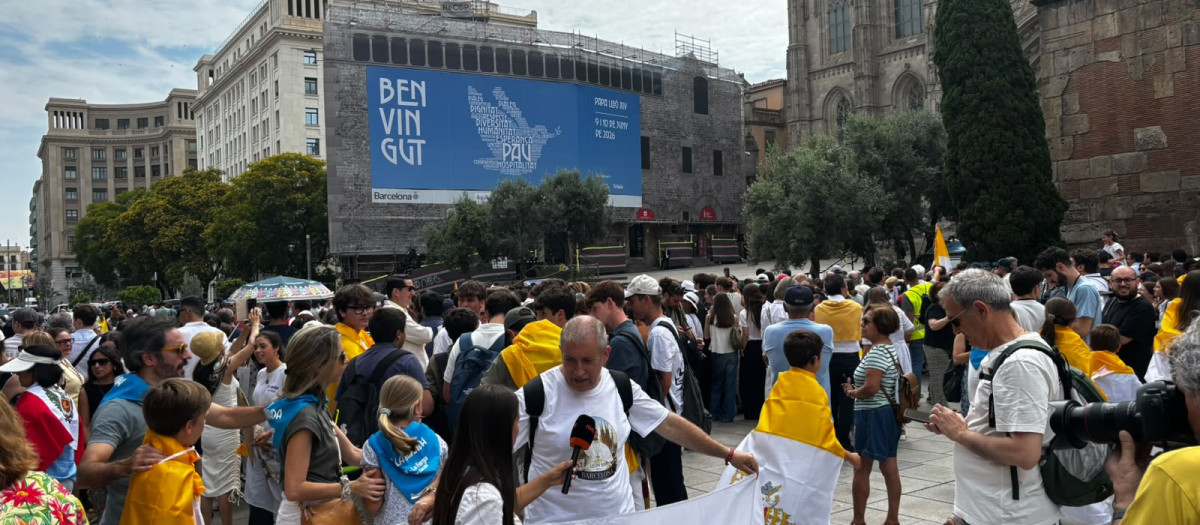 Decenas de personas concentradas frente a la Catedral de Barcelona horas antes de la llegada del Papa, este martes